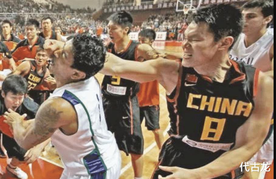 裁判吹罚引争议，中国男篮前途凶险，球迷：若对印尼小心主场哨(3)