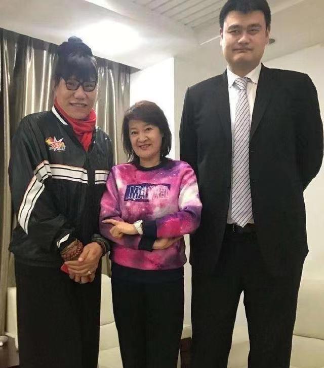女篮巨人郑海霞嫁给男粉丝，对方比她矮16公分，结婚12年没孩子