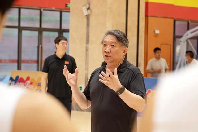 与名帅同行 让梦想放飞一一中国篮球协会副主席宫鲁鸣走进郑州八中