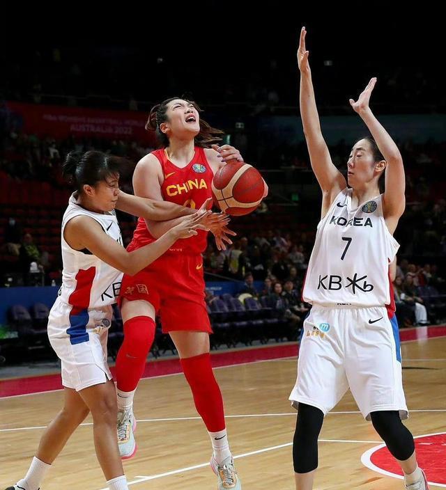 李梦场均砍下16分，投篮命中率高达70%，助中国女篮获得两连胜！(2)