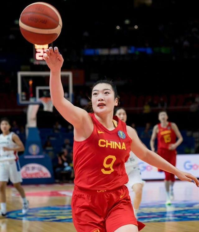 李梦场均砍下16分，投篮命中率高达70%，助中国女篮获得两连胜！(3)