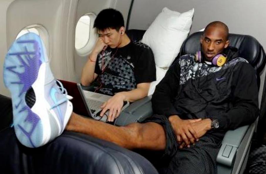 NBA球星坐飞机都如何打发时间？奥尼尔卖弄琴技，罗德曼本性暴露(6)