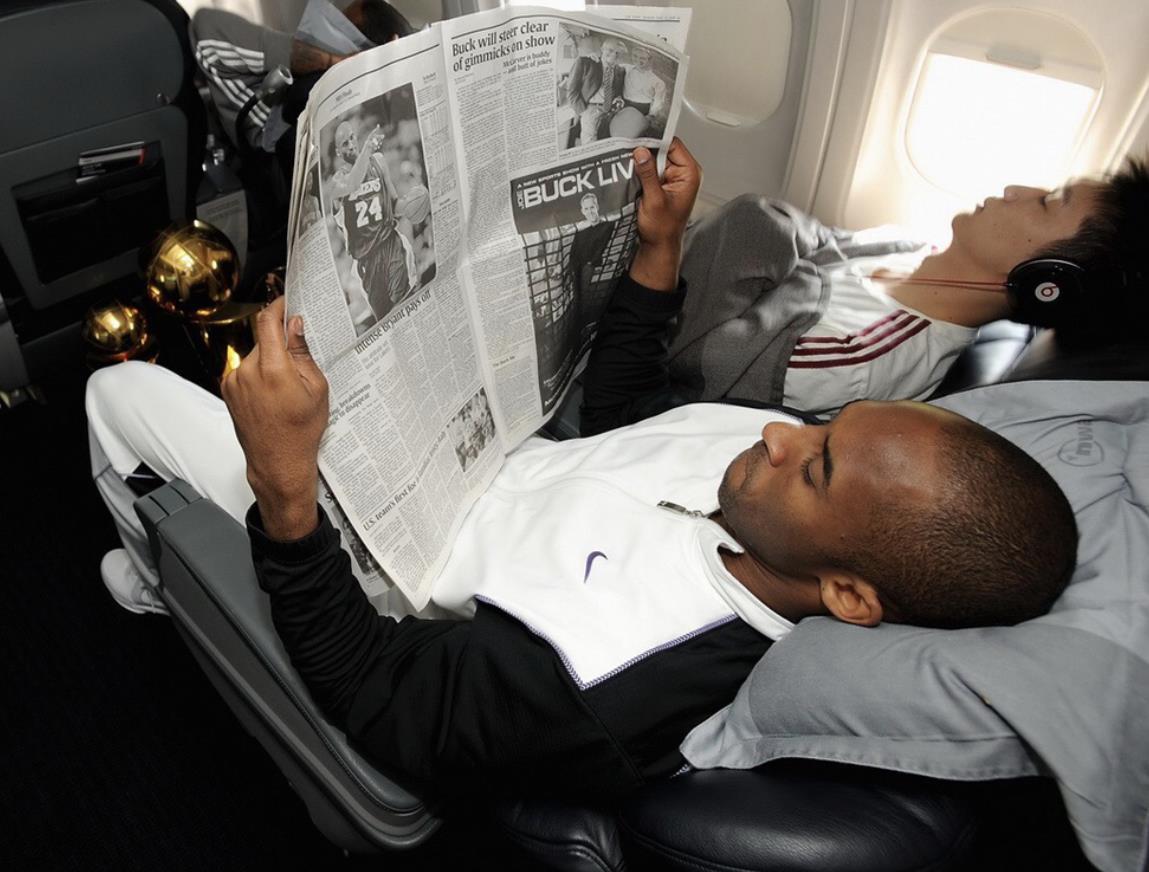 NBA球星坐飞机都如何打发时间？奥尼尔卖弄琴技，罗德曼本性暴露(7)