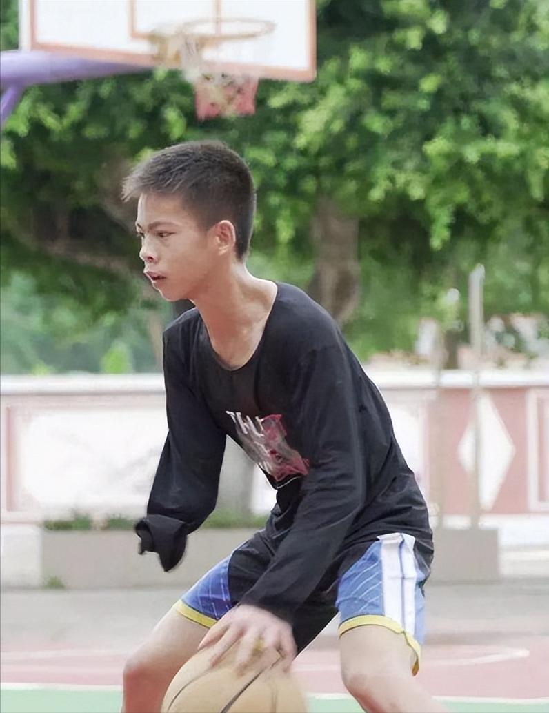 独臂少年张家城：单手托起篮球梦，两年时间练坏七双鞋(2)