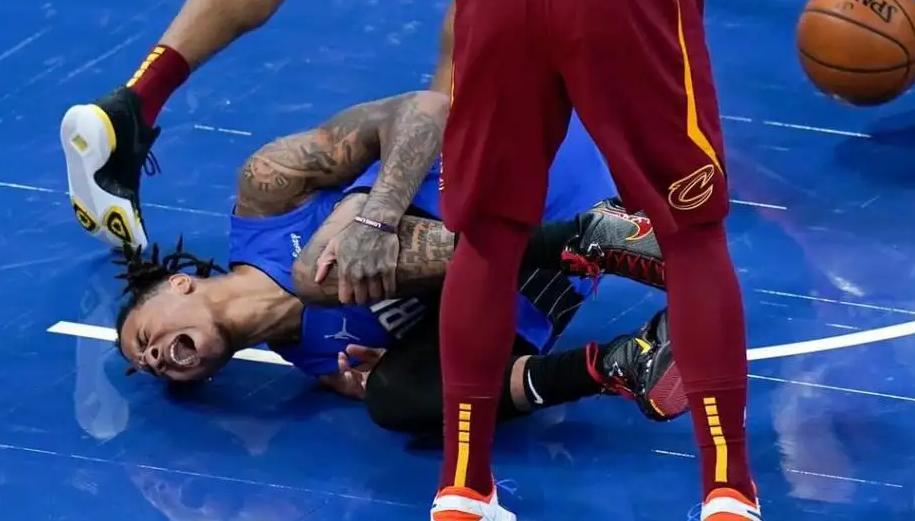 NBA又添伤员：太阳新援左腿筋拉伤 至少伤停2周暂时缺席训练(4)