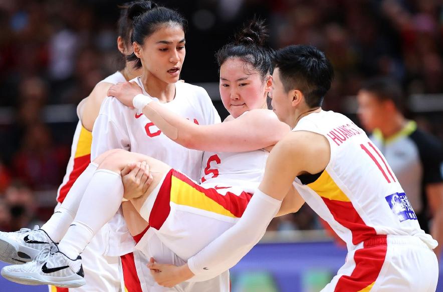 遗憾屈居亚军！中国女篮完全可夺冠，确实是被针对了，建议重赛(2)