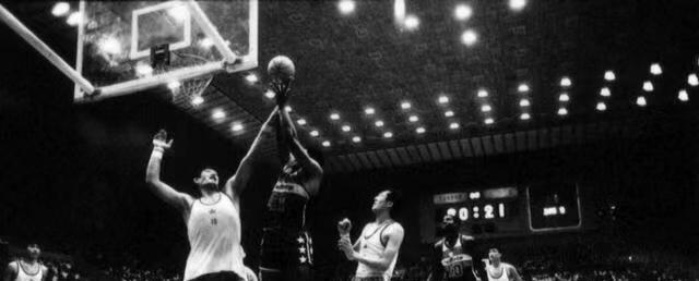 中国的“半个篮筐”，传奇中锋穆铁柱当年的篮球水平能打NBA吗？(5)