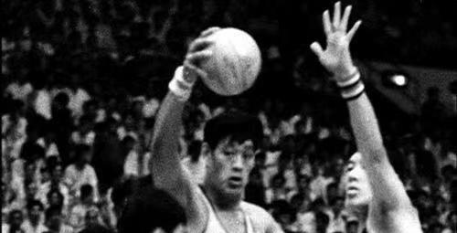 中国的“半个篮筐”，传奇中锋穆铁柱当年的篮球水平能打NBA吗？(6)