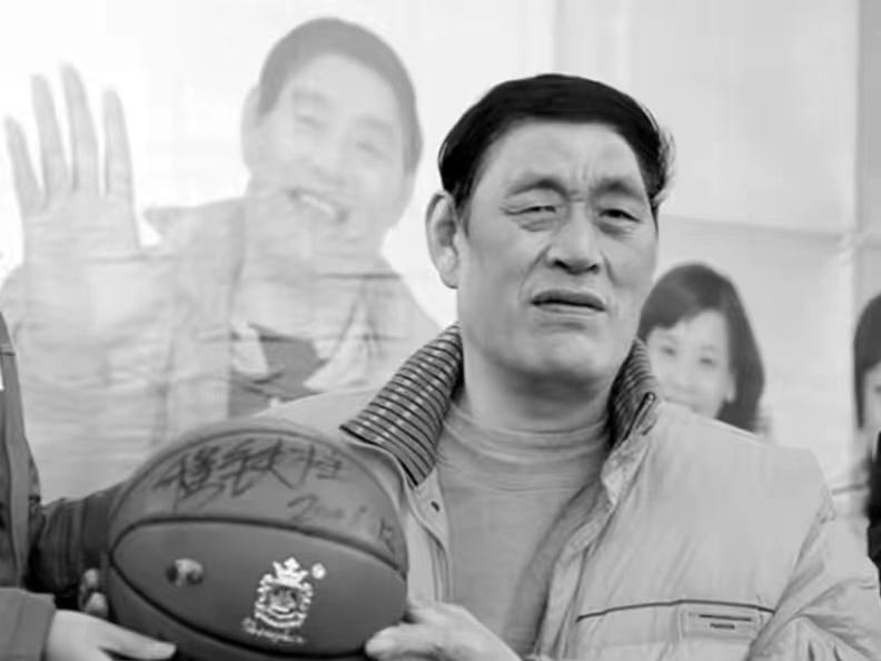 中国的“半个篮筐”，传奇中锋穆铁柱当年的篮球水平能打NBA吗？(9)