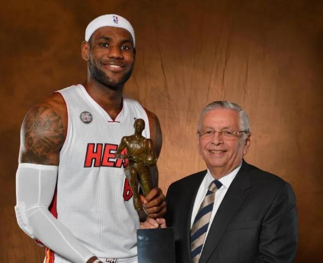 回顾NBA的发展史，七十多年来，拿下全票MVP的只有一个人(4)