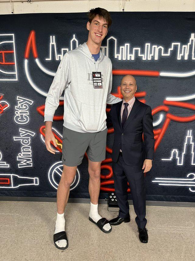 下一个文班亚马？2米29巨人冲击NBA：创吉尼斯纪录库里为他点赞