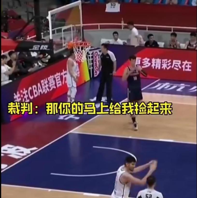 裁判扔球砸到篮架后皮球滚进场内，宁波被吹5秒违例，没毛病！(2)