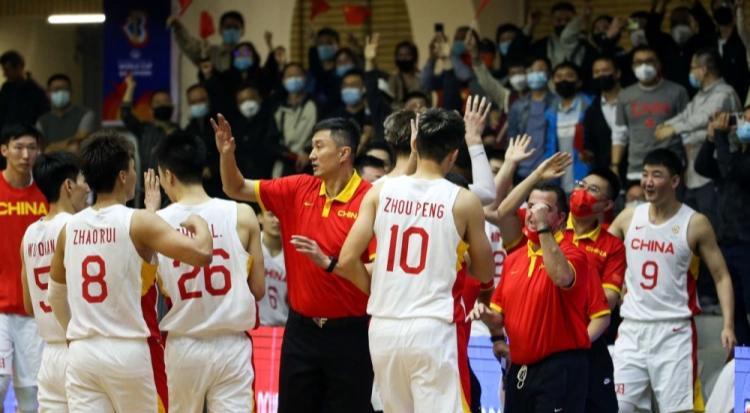 中国男篮进军世界杯，看看苏群都说了啥，典型的墙头草！