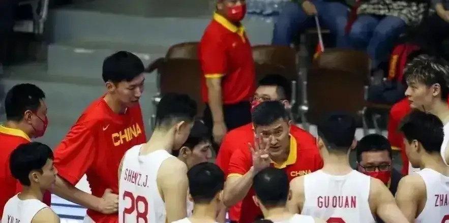 中国男篮收官战引争议！球迷不开心了，王哲林有了新绰号