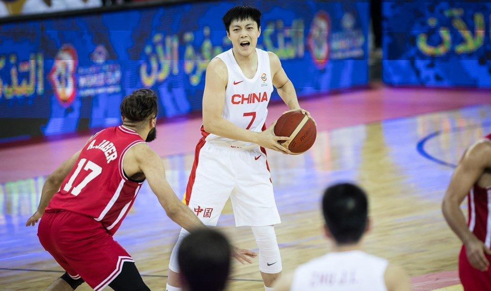中国男篮收官战引争议！球迷不开心了，王哲林有了新绰号(2)
