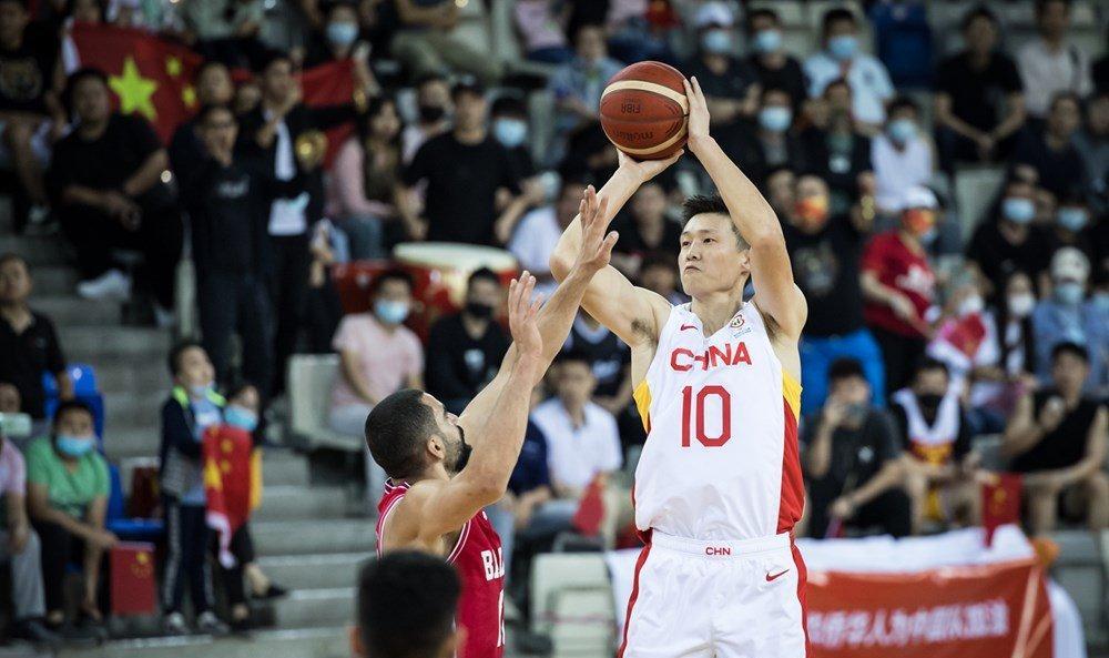中国男篮收官战引争议！球迷不开心了，王哲林有了新绰号(4)