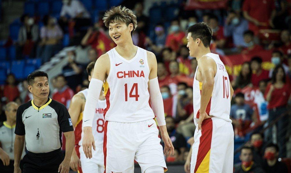 中国男篮收官战引争议！球迷不开心了，王哲林有了新绰号(5)