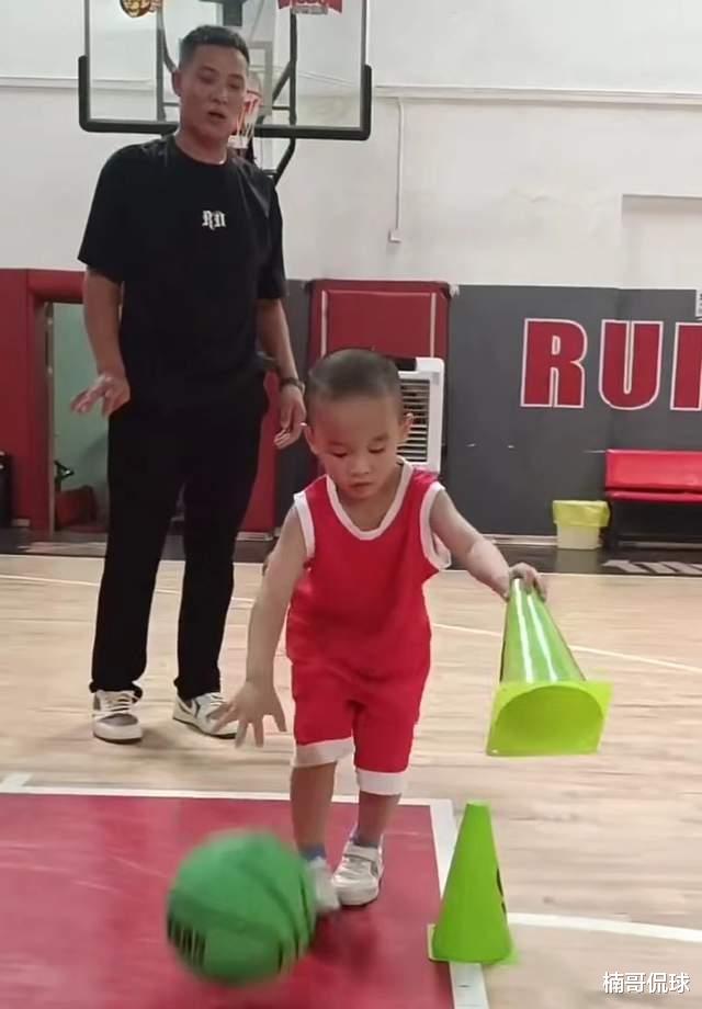 赵睿弟弟罕见现身！打篮球很娴熟，胡明轩弟弟已进入宏远青训练习