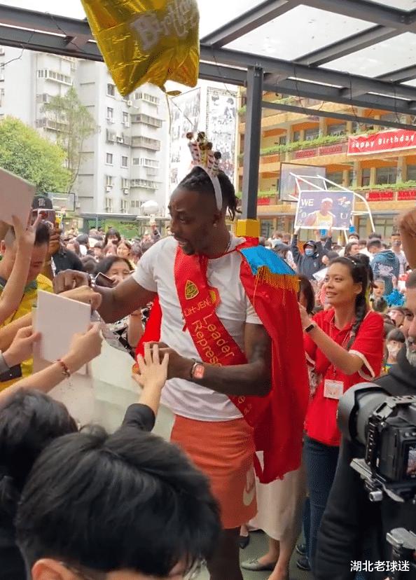 霍华德在台北小学庆生！穿超人红袍，为国小女老师签名，引尖叫(3)