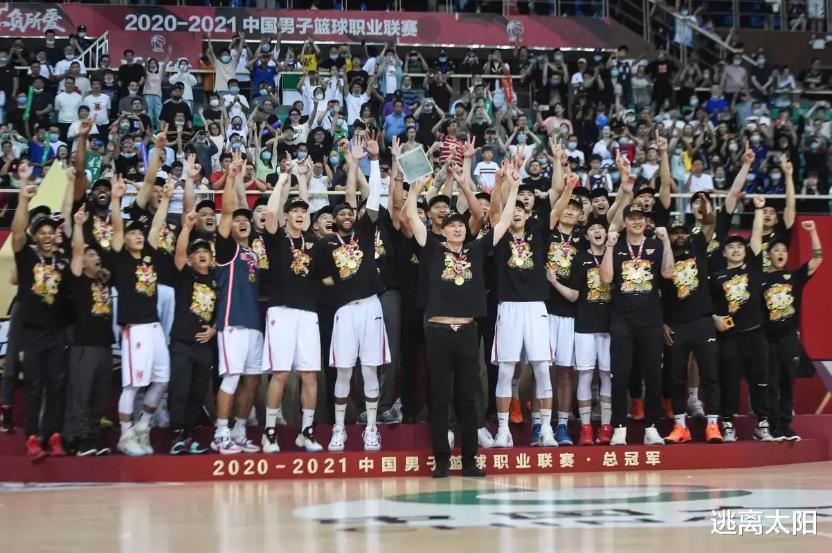 随着广东男篮豪取10连胜，新赛季CBA的总冠军必从这2队中产生！