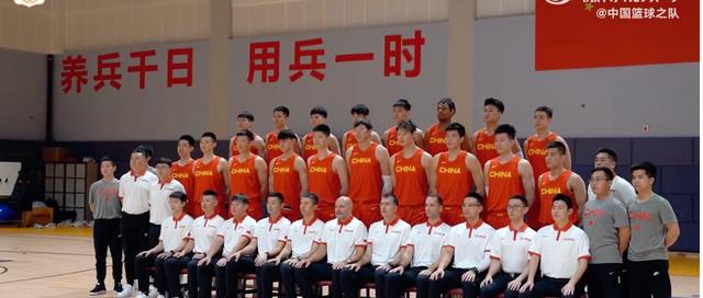 新中国男篮成立！周琦C位领衔，易建联告别，乔帅或定12人名单(1)