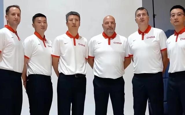 中国男篮身披中国红拍定妆照，乔尔杰维奇闪亮登场，期待世界杯！