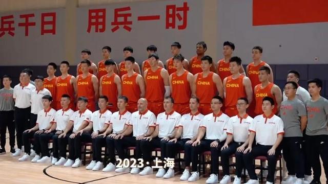 中国男篮身披中国红拍定妆照，乔尔杰维奇闪亮登场，期待世界杯！(2)