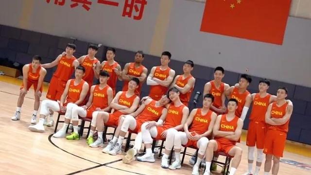 中国男篮身披中国红拍定妆照，乔尔杰维奇闪亮登场，期待世界杯！(3)