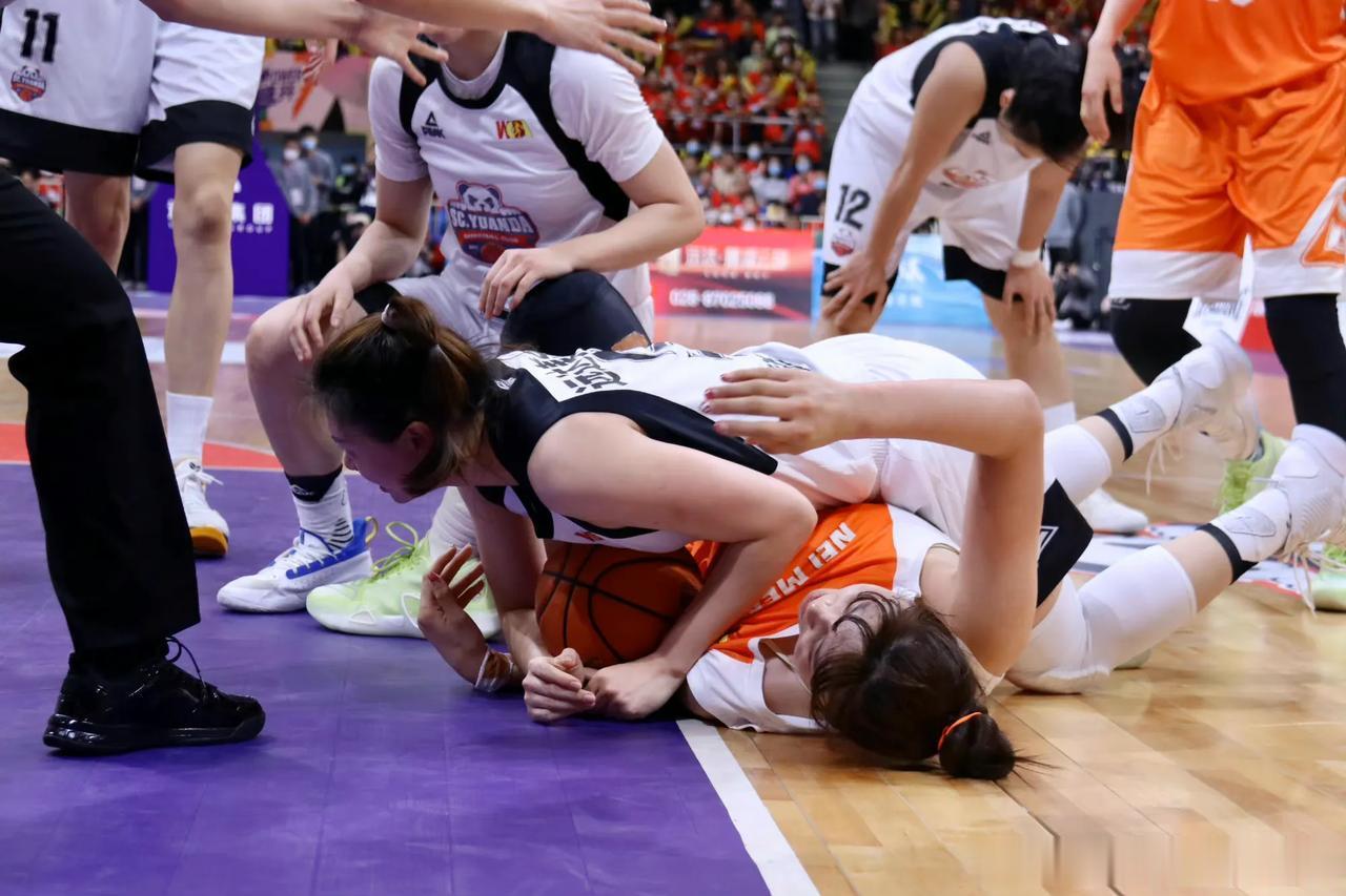 争议！Wcba总决赛，中国女篮这几个国手居然出手打自己国家队队友。

赵雪同用腿(1)