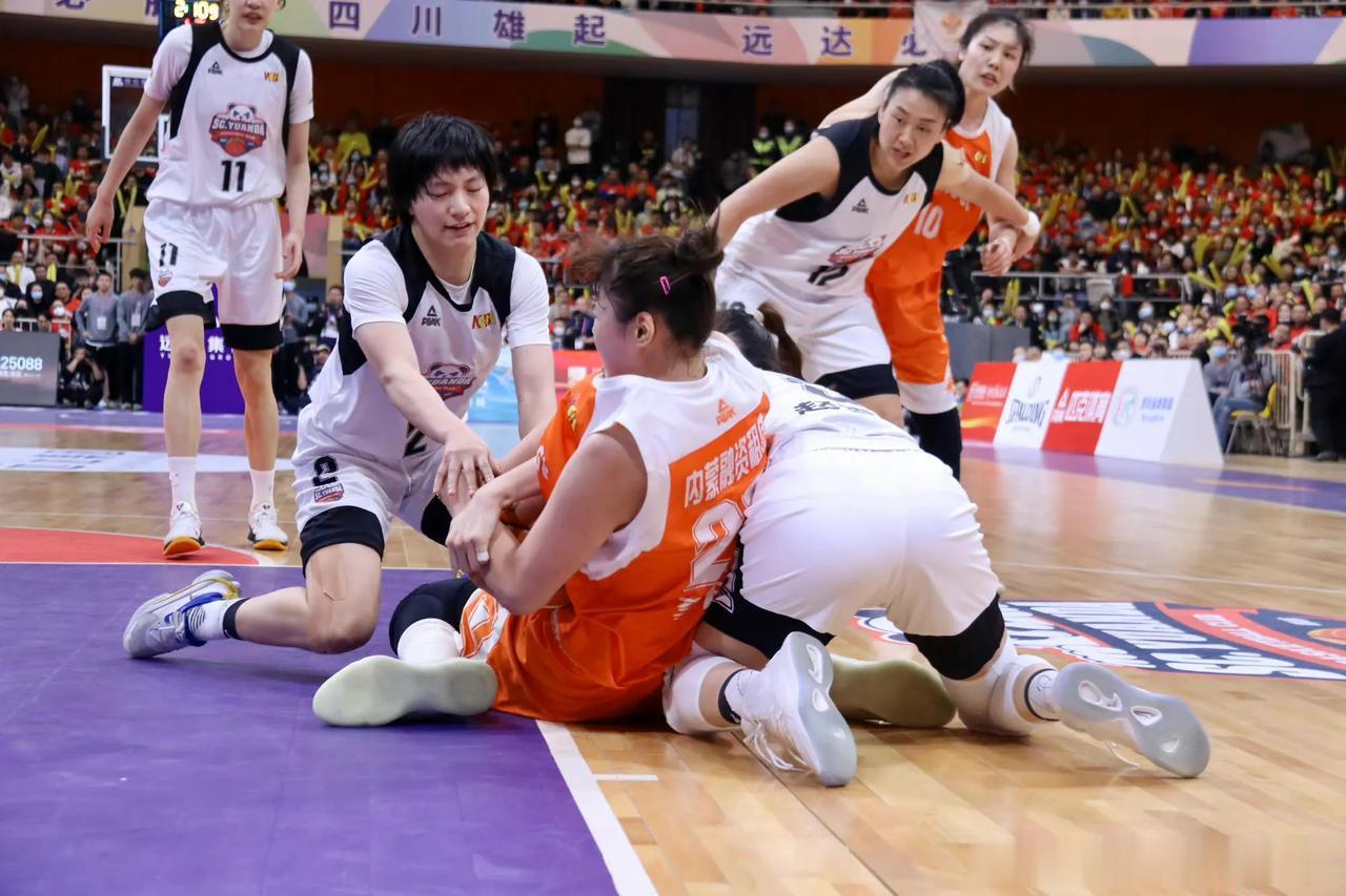 争议！Wcba总决赛，中国女篮这几个国手居然出手打自己国家队队友。

赵雪同用腿(2)