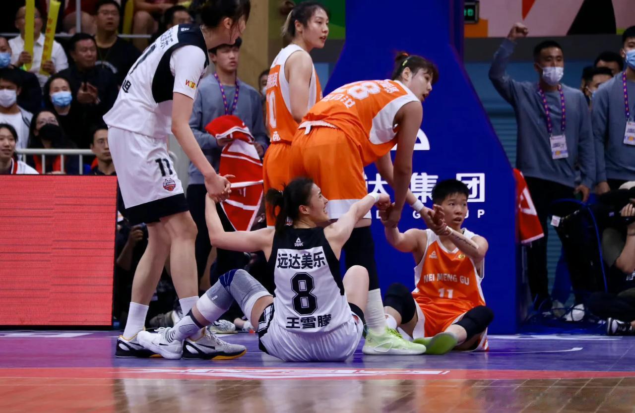 争议！Wcba总决赛，中国女篮这几个国手居然出手打自己国家队队友。

赵雪同用腿(3)