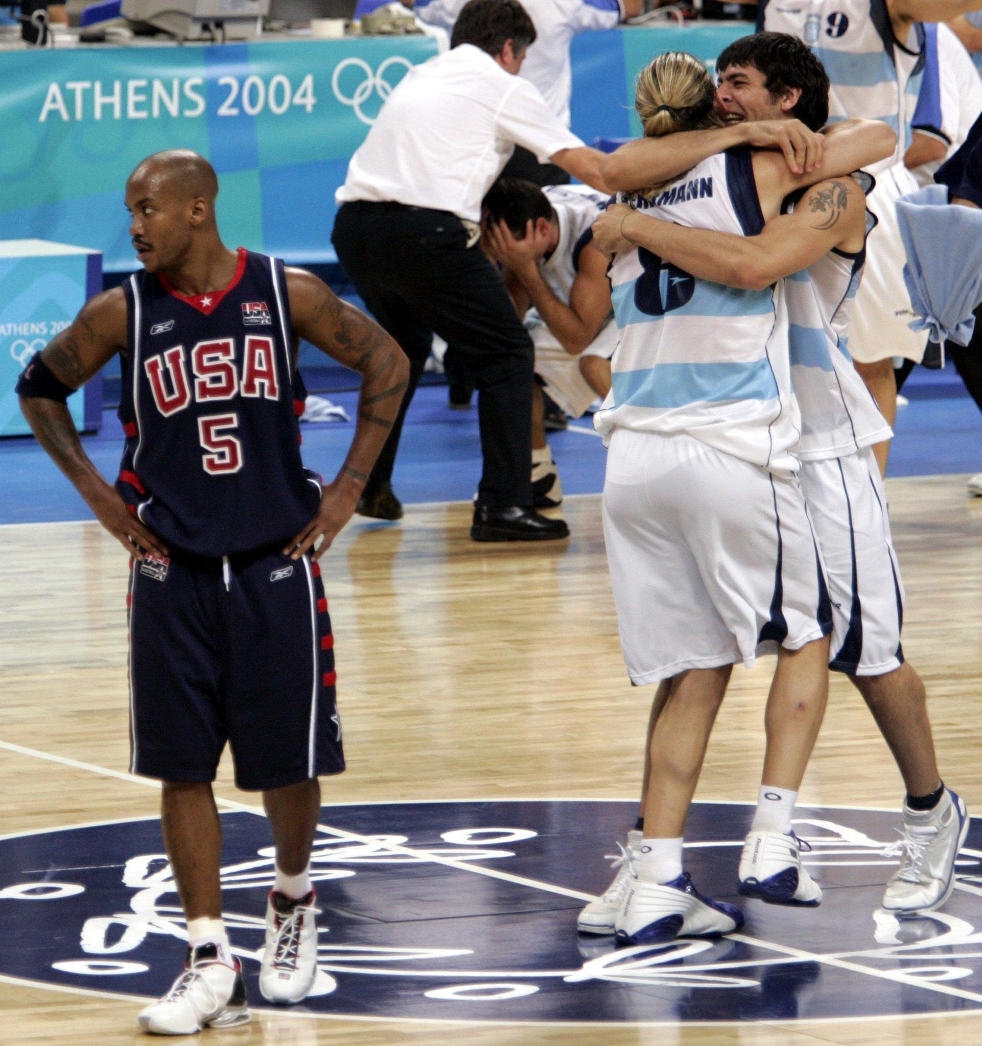 美国男篮最大耻辱，一届奥运会输三场，梦之队不败神话梦碎雅典！