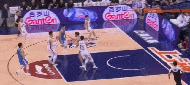 两双来了！上海队王哲林，全场起立高呼MVP？(4)