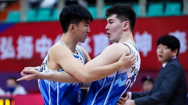 CBA最新消息：新疆男篮高调出征，北京队措手不及，主帅无奈下课