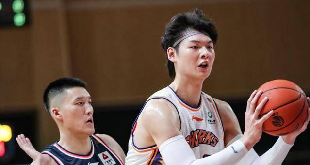 天神下凡！王哲林61分14篮板！常规赛MVP稳了！(3)