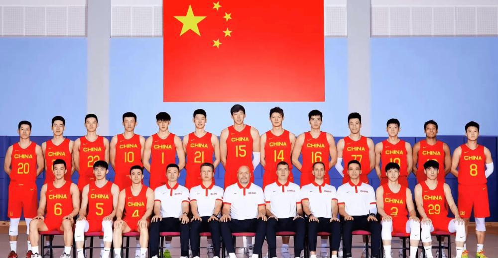 归化李凯尔让中国男篮独霸亚洲。“人类蠕动精华”李凯尔，球商高，能组织能发牌，可以(18)