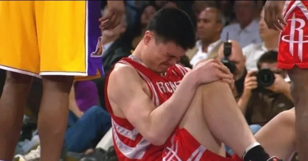 8年NBA生涯10多次受伤 ，姚明灵魂拷问：为什么受伤的总是我？