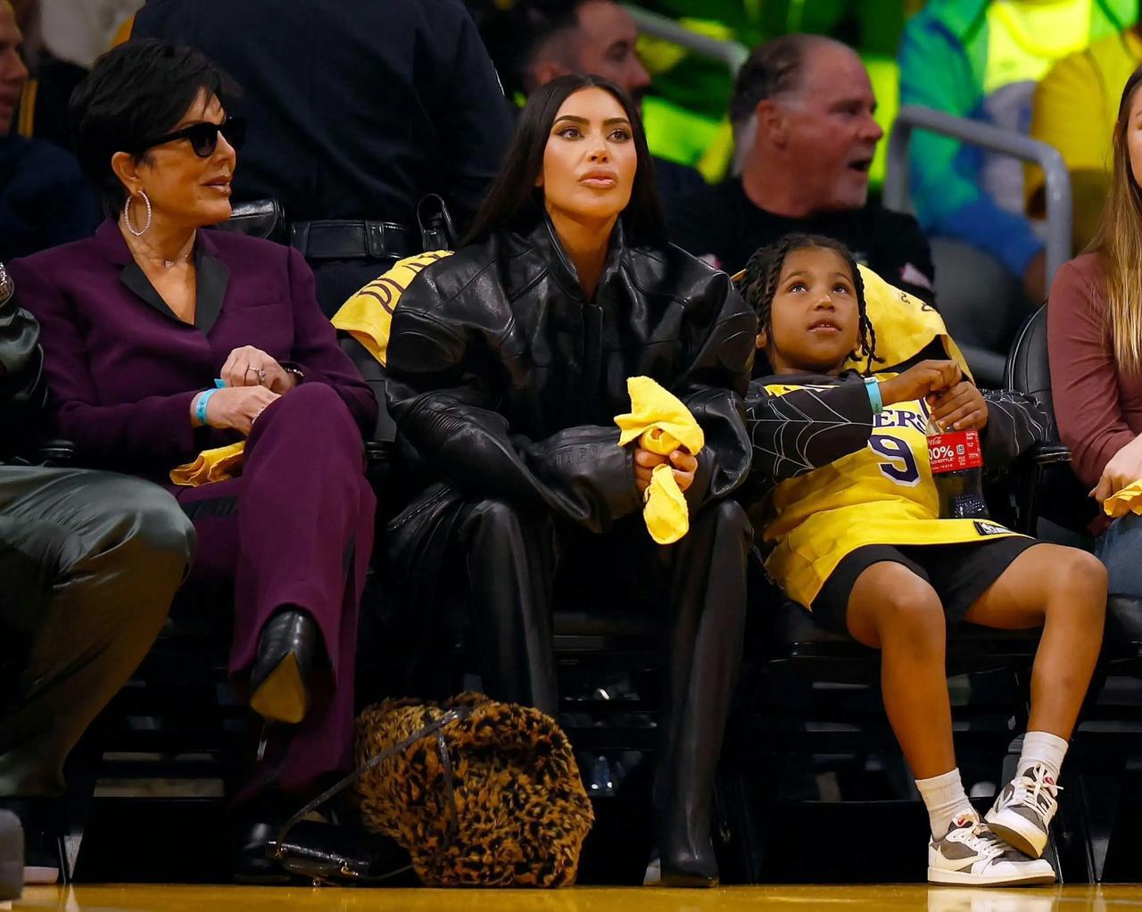 金·卡戴珊Kim带女儿和妈妈今日观战NBA季后赛湖人vs灰熊 ，是又有目标了啊！(5)