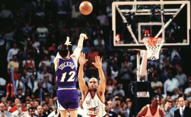 NBA官媒发图：“1997年的今天斯托克顿命中绝杀三分，爵士击败火箭成功进军总决