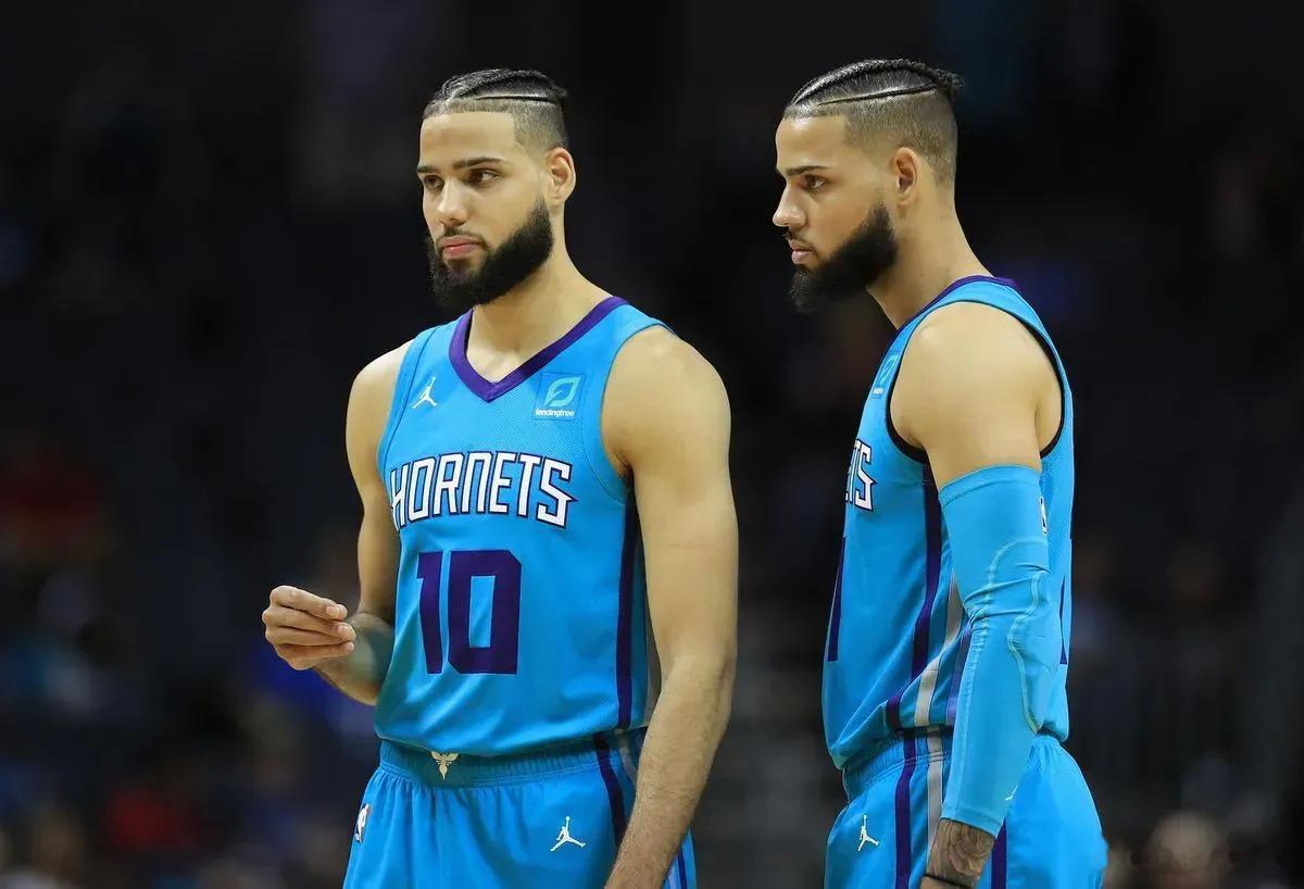 NBA目前有六对双胞胎——布鲁克·和罗宾·洛佩兹——迦勒·马丁和科迪·马丁——克(2)