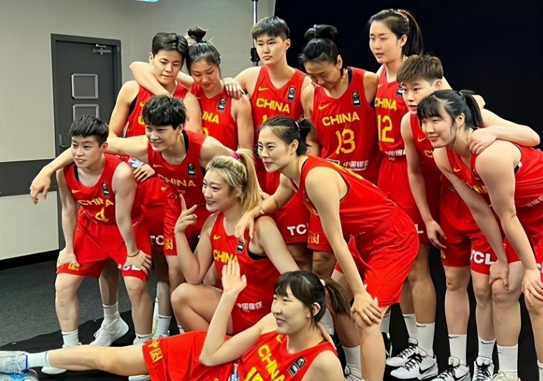 中国女篮正式官宣！亚洲杯12人名单，杨舒予首次入选，全力冲冠(1)