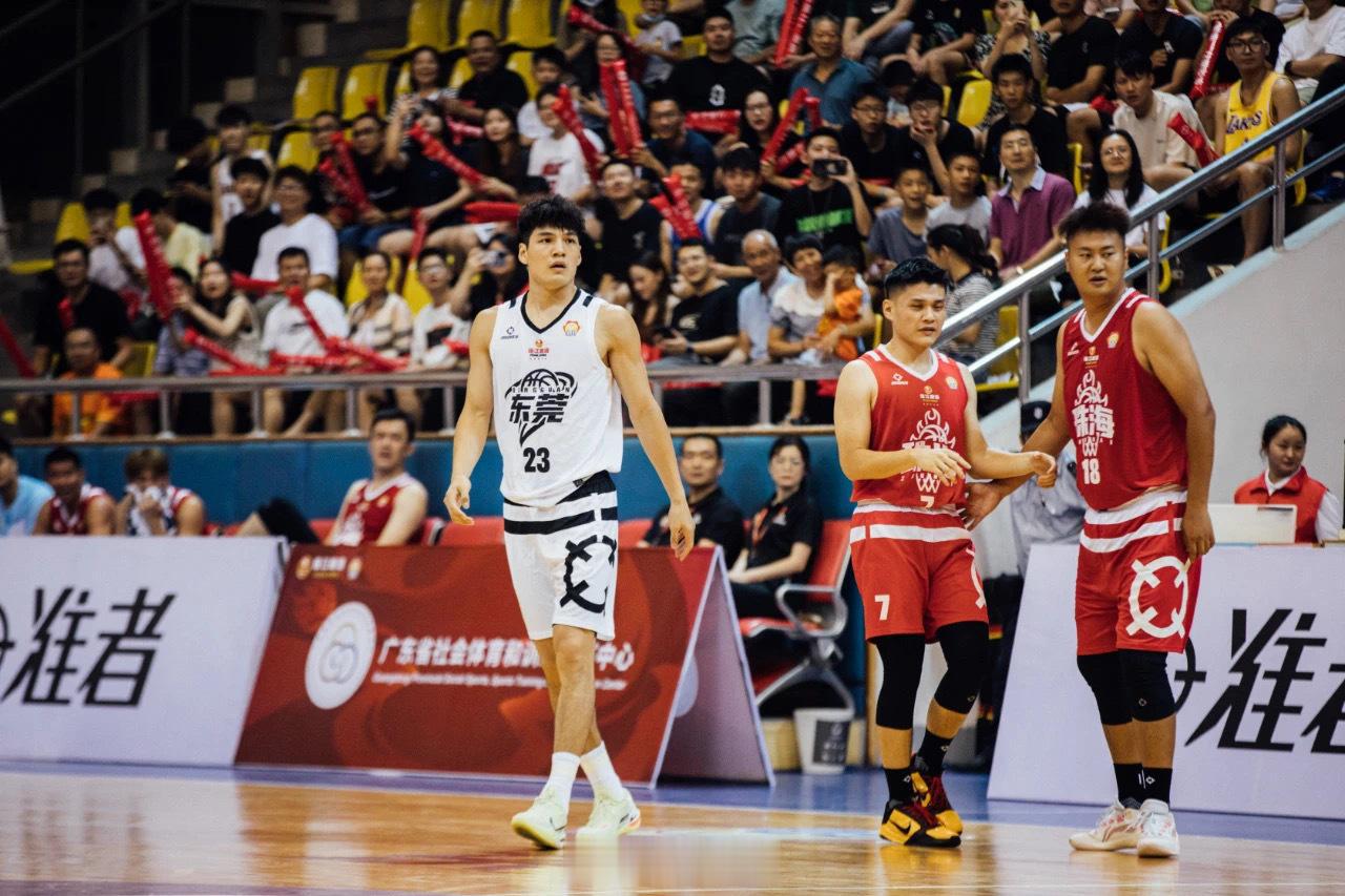 今天进行的一场广东省男篮联赛上，陈国豪拿下全场最高的25分，暴扣4次，率领东莞男(4)