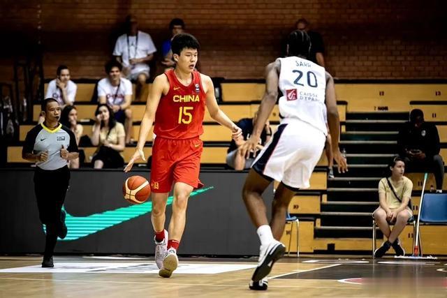 杨瀚森迎来18岁生日，只要不受伤，未来将是中国男篮的内线大腿(2)
