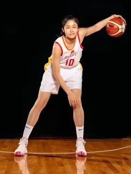 潘臻琦-12号，1995年7月5日出生于河南省新乡市，前锋，现效力于内蒙古女篮。(5)