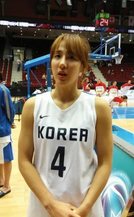 果然，日本女篮超越中国女篮，跃居亚洲女篮实力榜首位，中国女篮下降一位，退居老二，(5)