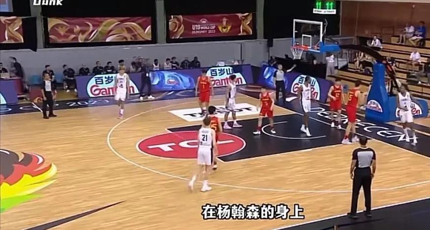 “中国约基奇”、“新一代的中国长城”这就是对中国男篮新星杨瀚森的评价:
在U19(2)