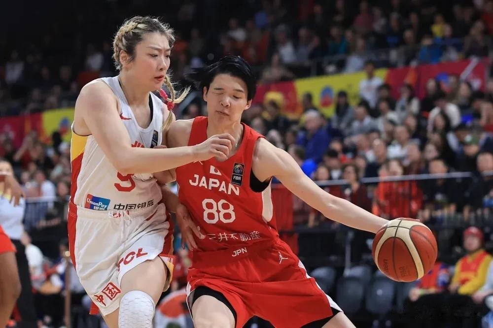 中国女篮今天下午以73：71战胜日本队，夺回失去5届的亚洲杯。在4名主力伤缺的不(1)