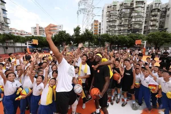 北京时间7月6日，正在进行中国行商业活动的NBA雄鹿队当家球星“字母哥”阿德托昆(1)