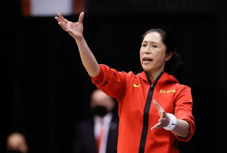 中国女篮打球十二名队员轮番上阵，靠集体的力量战胜对手。中国女排打球基本上是一套阵(2)