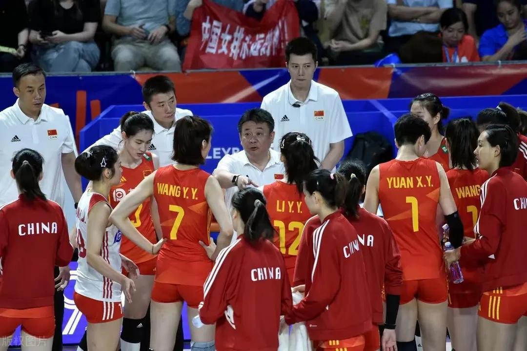 中国女篮打球十二名队员轮番上阵，靠集体的力量战胜对手。中国女排打球基本上是一套阵(3)